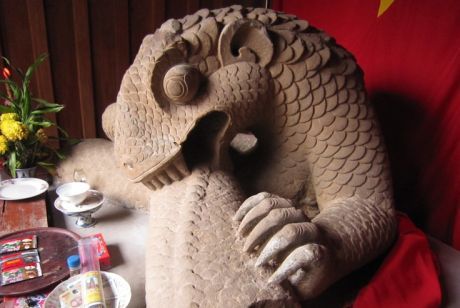 Any bile shudder of ancient dragon statue 'mouth carefully, tore his leg'